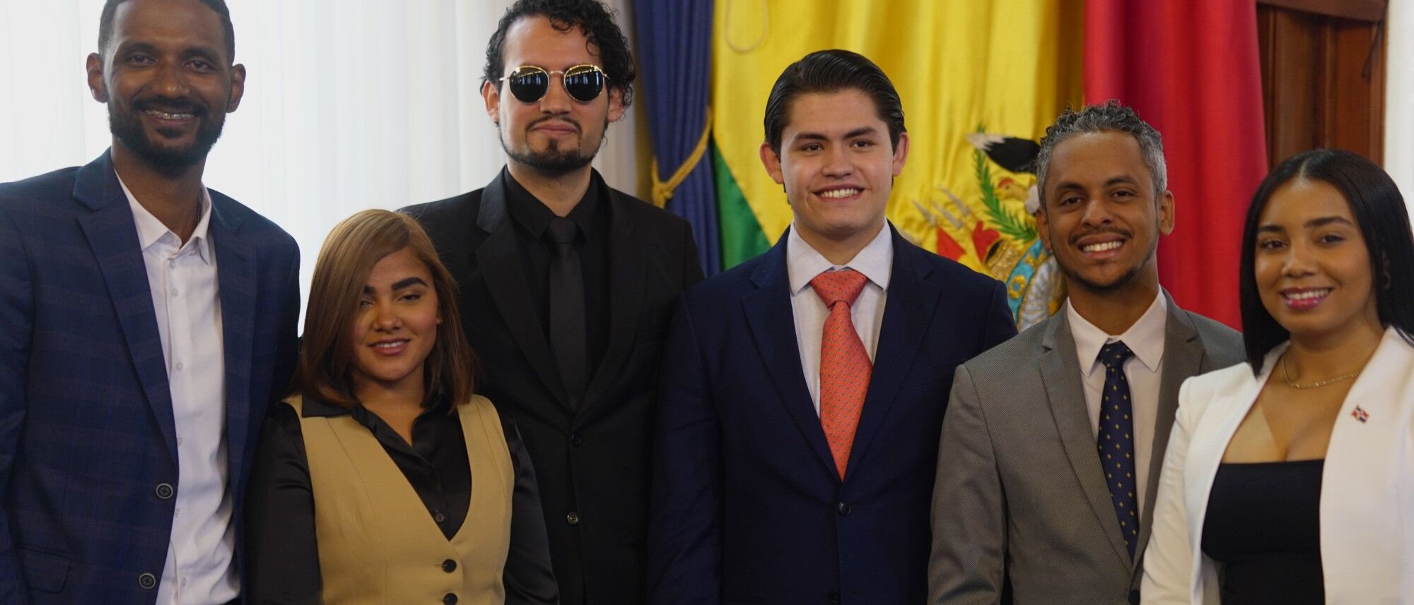 Delegación con banderas de América Latina